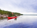 Paddler im Kajak auf dem Stora Glå im Naturreservat Glåskogen.